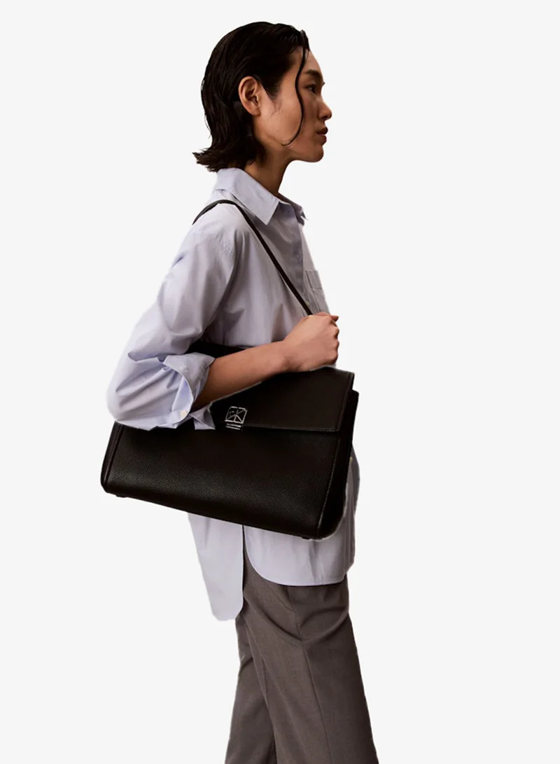 كالفن كلاين حقيبة ساتشِل بحبيبات الحصى